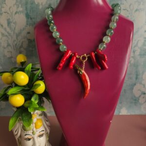 collana decollete con giada verde e peperoncino in ceramica di caltagirone