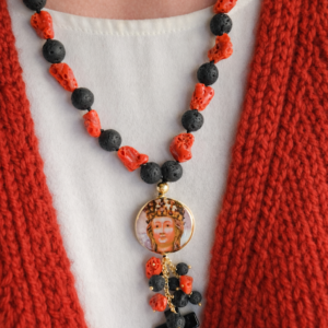 collana decollete con pietra lavica corallo rosso e ceramica di caltagirone sant'agata dipinta a mano
