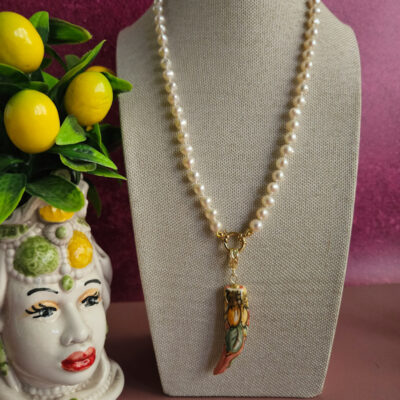 collana di perle con corno in ceramica di caltagirone