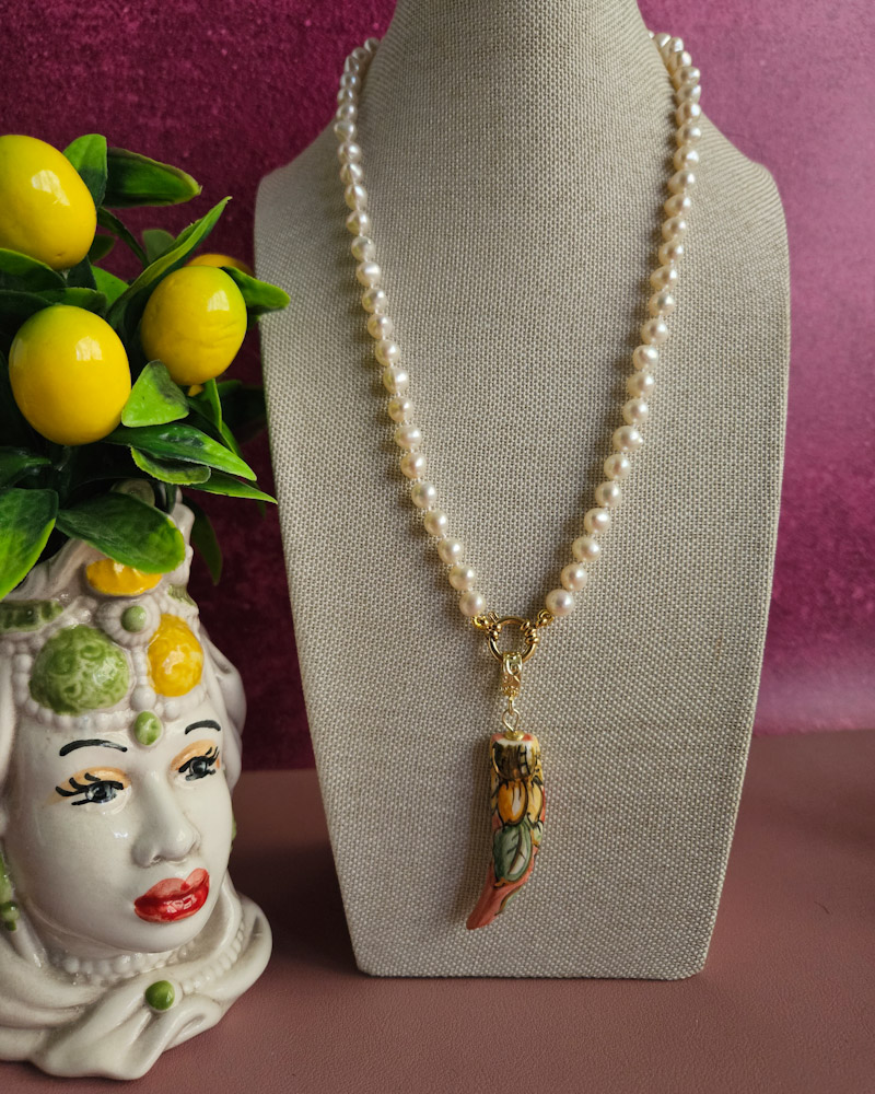 collana di perle con corno in ceramica di caltagirone 5 collana di perle con corno in ceramica di caltagirone