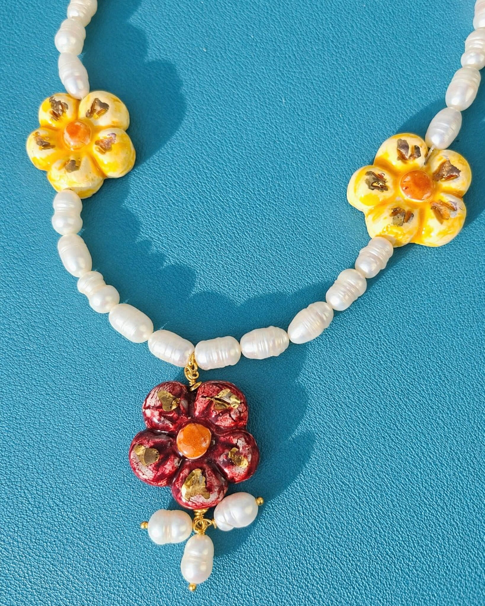 collana di perle con fiorellini in ceramica di caltagirone dipinta a mano 1