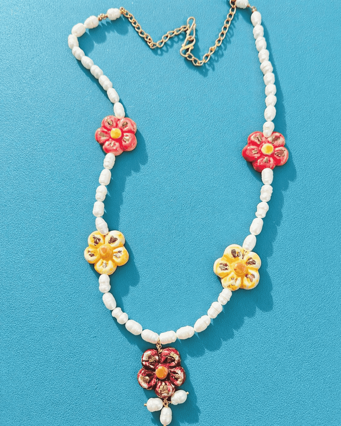 collana di perle con fiorellini in ceramica di caltagirone dipinta a mano 2