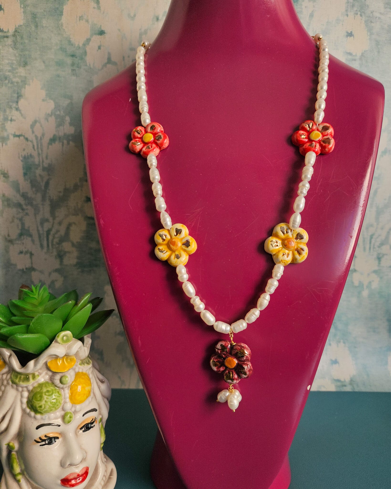 collana di perle con fiorellini in ceramica di caltagirone dipinta a mano