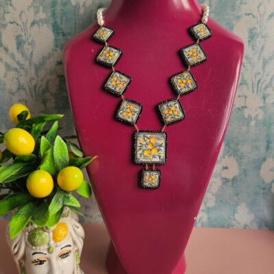 collana di perle con mattonelle in ceramica di caltagirone