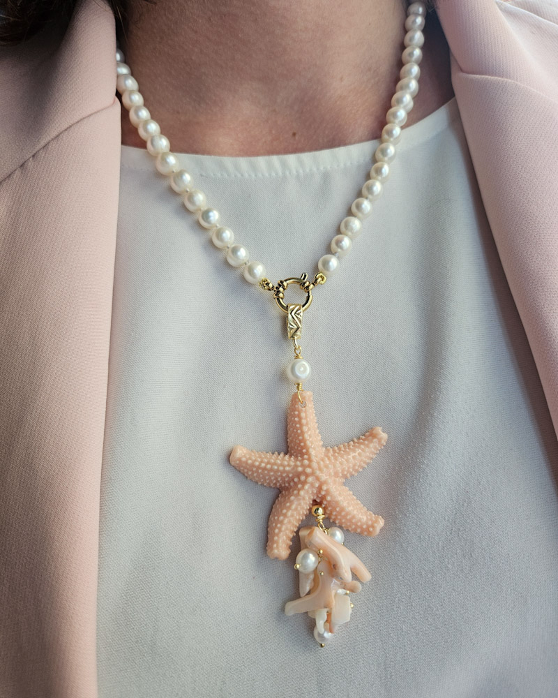 collana di perle con stella marina e corallo rosa 1