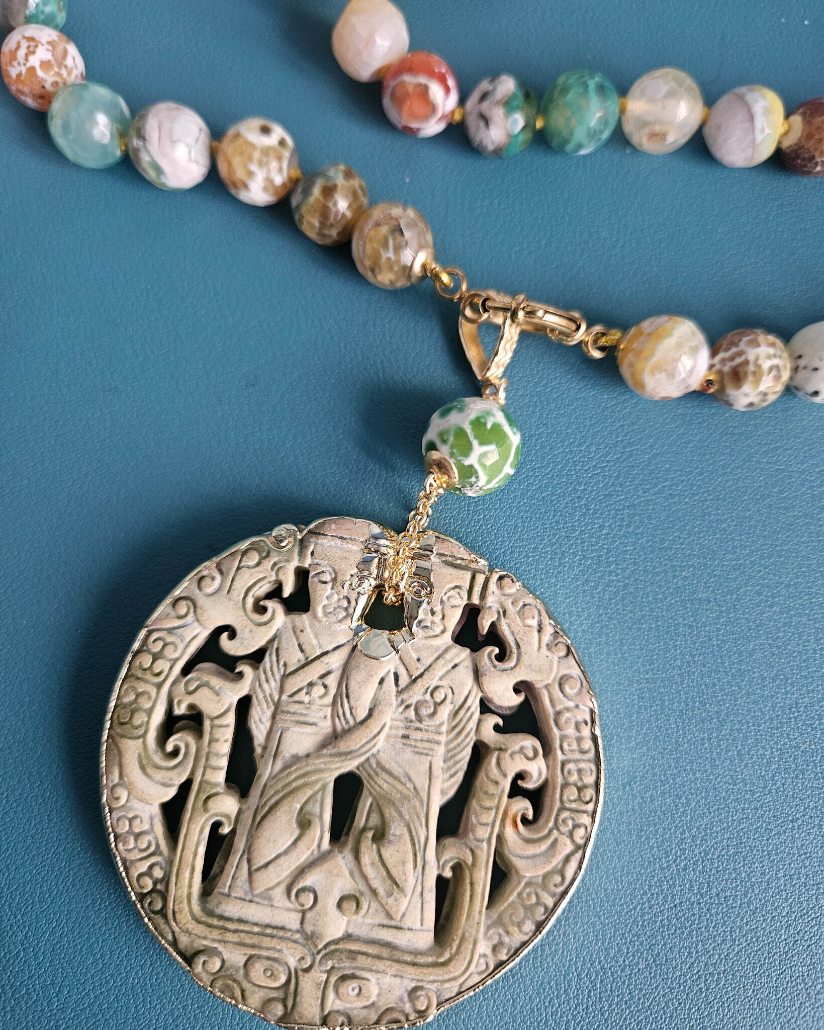 collana extra lunga in agata fuoco verde e ciondolo giada burma verde 1
