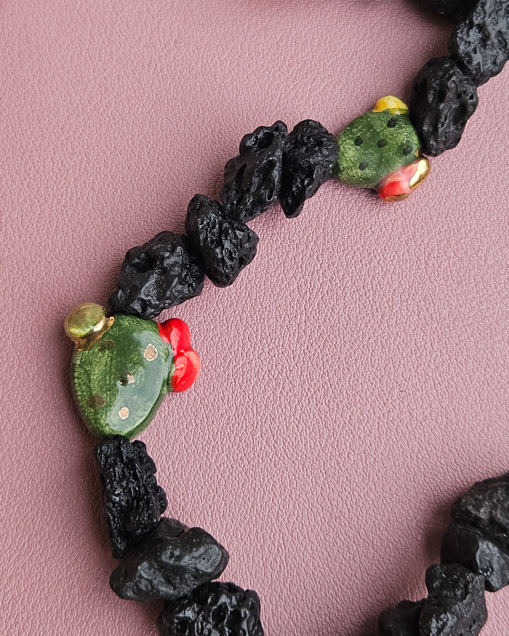 collana frammenti di lava con pietra lavica grezza e fichi d'india in ceramica di clatagirone 1