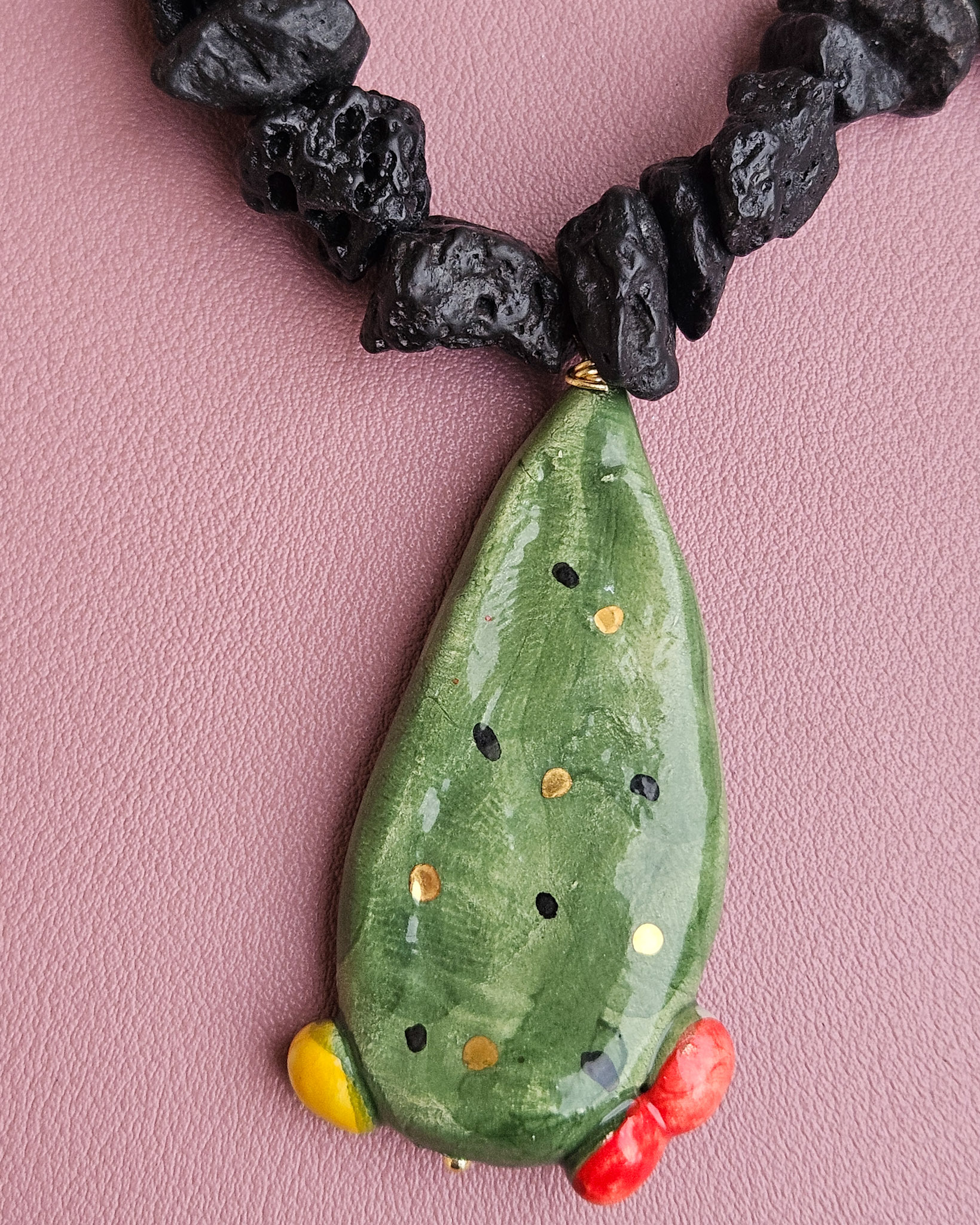 collana frammenti di lava con pietra lavica grezza e fichi d'india in ceramica di clatagirone 2