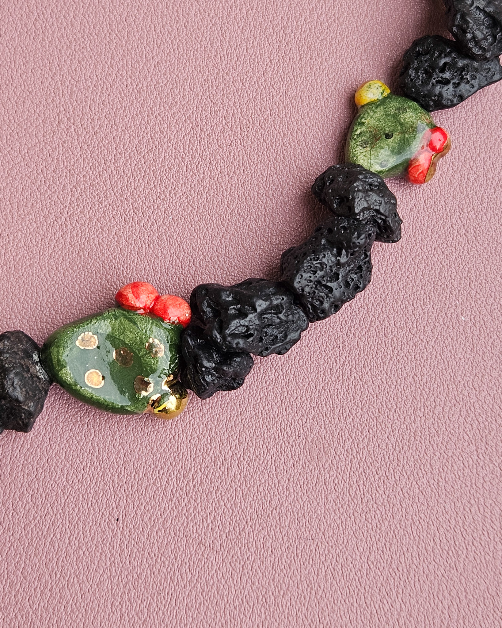 collana frammenti di lava con pietra lavica grezza e fichi d'india in ceramica di clatagirone 3