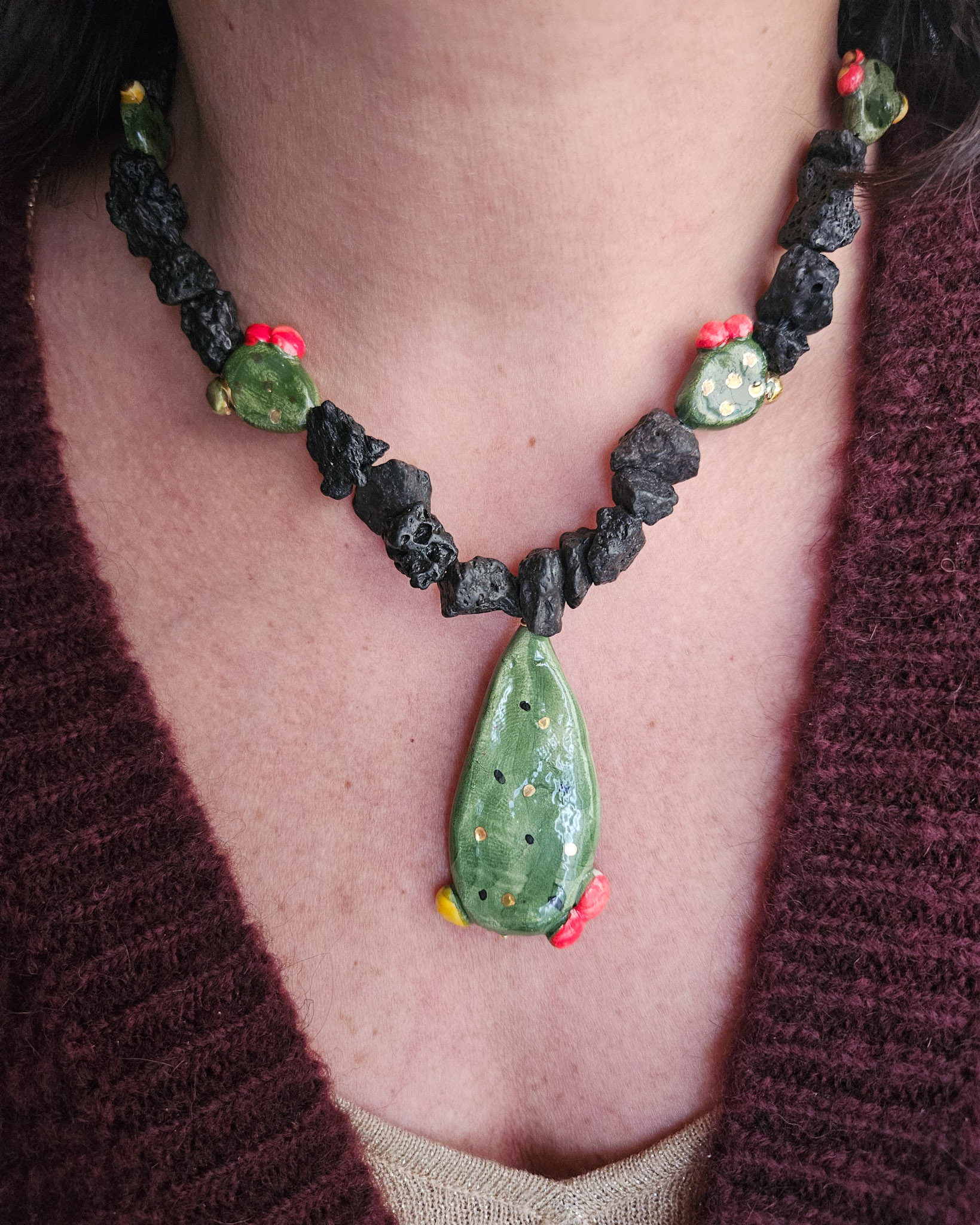 collana frammenti di lava con pietra lavica grezza e fichi d'india in ceramica di clatagirone 4