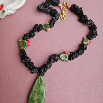collana frammenti di lava con pietra lavica grezza e fichi d'india in ceramica di clatagirone