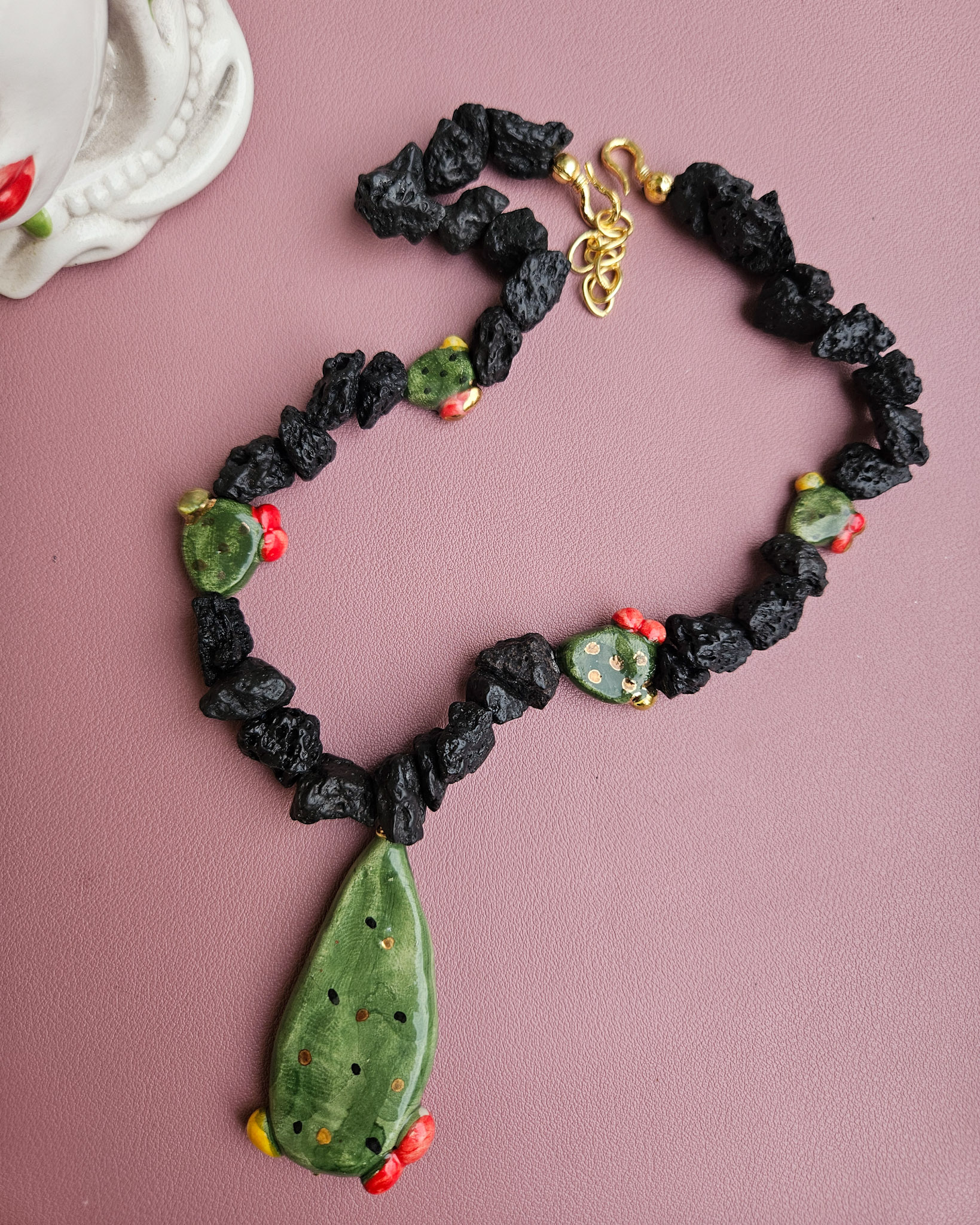 collana frammenti di lava con pietra lavica grezza e fichi d'india in ceramica di clatagirone collana frammenti di lava con pietra lavica grezza e fichi d'india in ceramica di clatagirone
