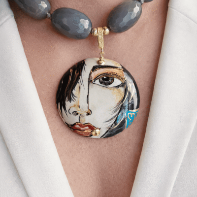 collana girocollo con agata ovale fumè grigia e ciondolo medaglione in ceramica di caltagirone