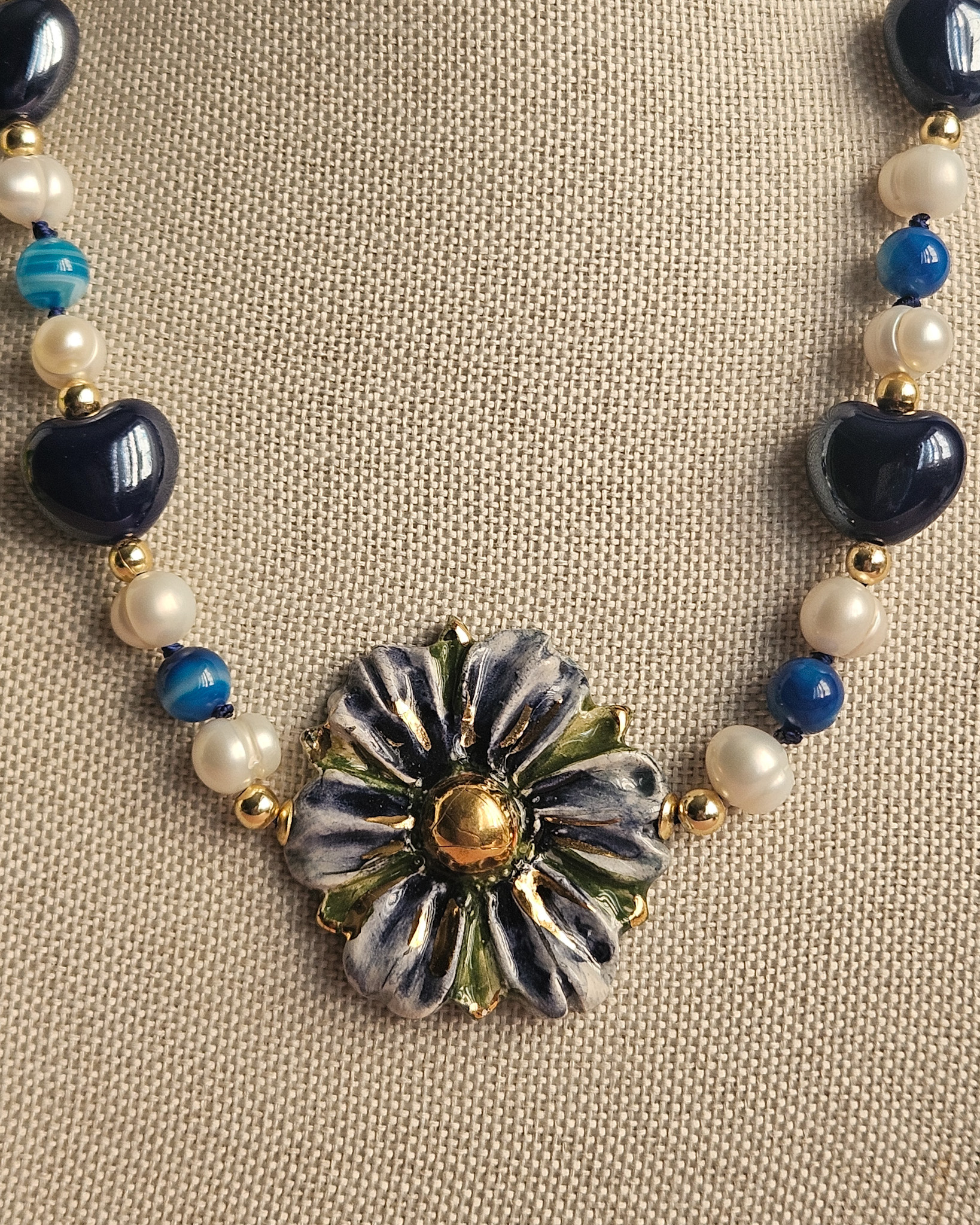 collana girocollo con agata striata blu cuoricini e fiore in ceramica di caltagirone 2