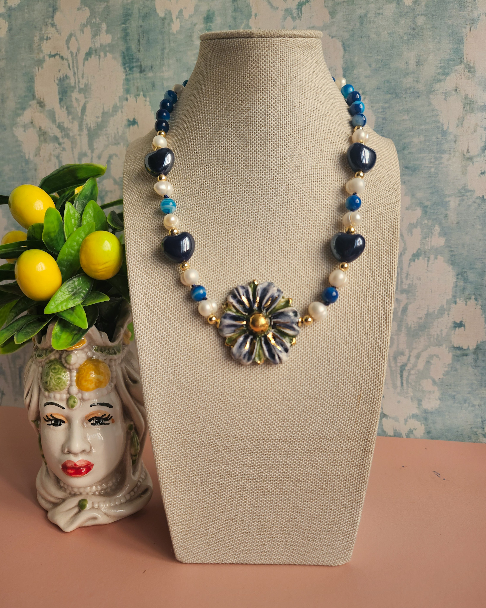 collana girocollo con agata striata blu cuoricini e fiore in ceramica di caltagirone 3