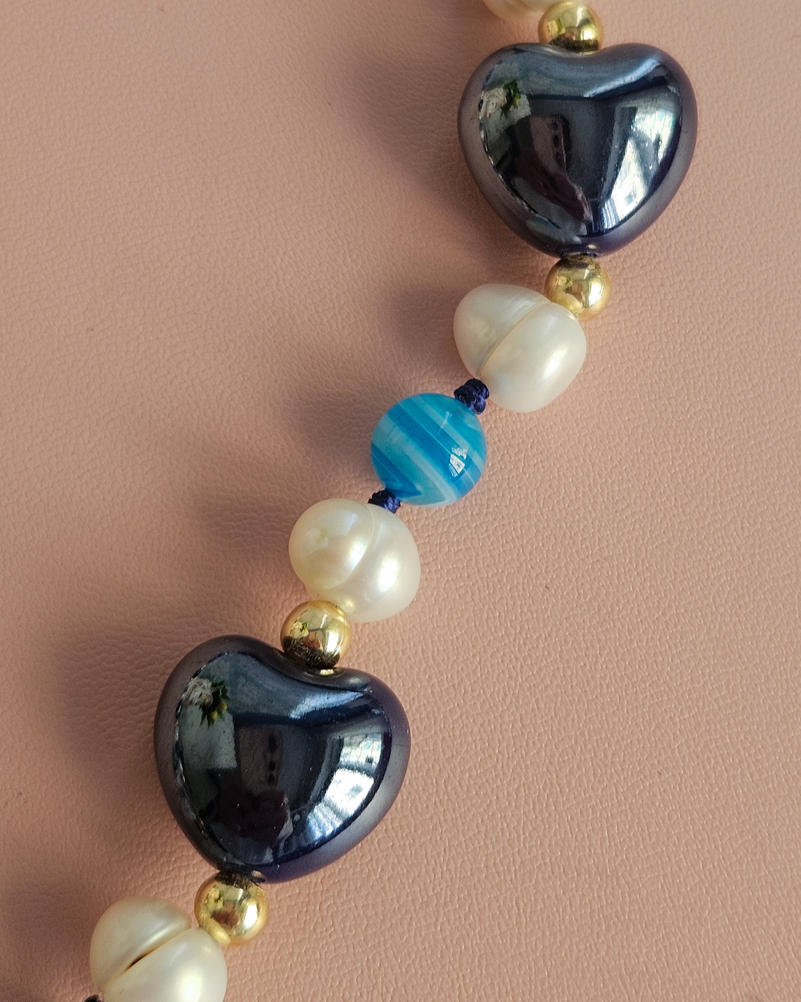 collana girocollo con agata striata blu cuoricini e fiore in ceramica di caltagirone 4