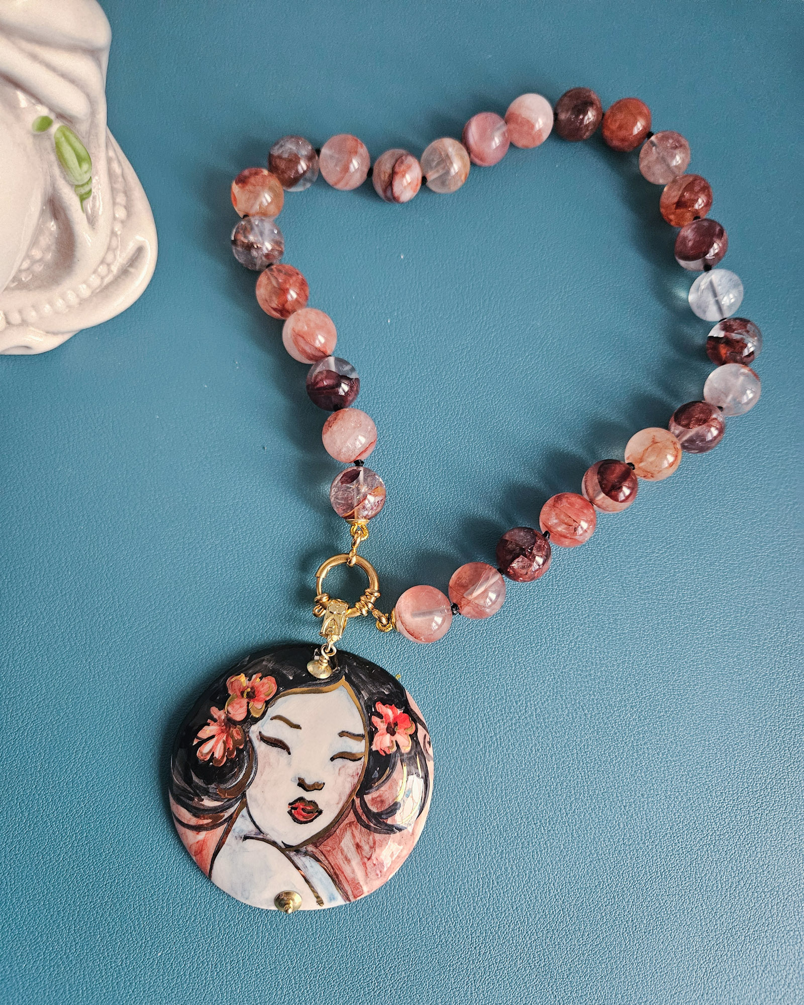 collana girocollo con diaspro ematoide e ciondolo in ceramica di caltagirone dipinto a mano 3