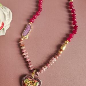 collana girocollo con giada fucsia rodonite e cuore in ceramica di caltagirone