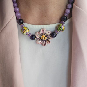 collana girocollo con giada kunzite e fiore in ceramica di caltagirone