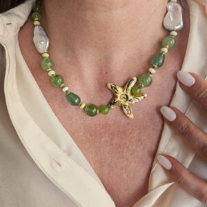 collana girocollo con giada verde perle piatte e stella marina in ceramica di caltagirone