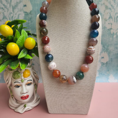 collana girocollo con grosse sfere di agata fuoco colorata