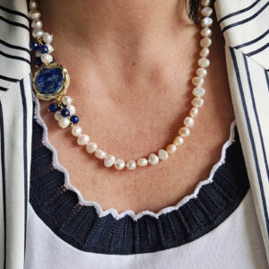 collana girocollo con perle di fiume e lapis blu