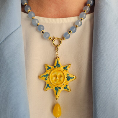 collana girocollo con pietre azzurre e sole in ceramica di caltagirone dipinta a mano