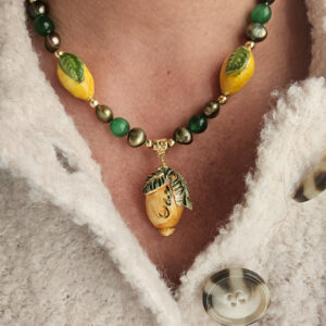 collana girocollo con pietre e perle verdi e limoni in ceramica di caltagirone