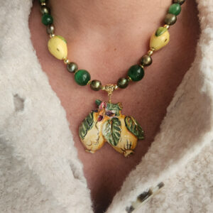 collana girocollo con pietre verdi e e limoni in ceramica di caltagirone