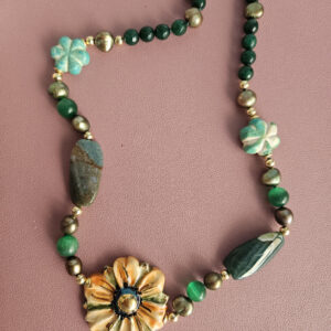 collana girocollo con pietre verdi e fiore in ceramica di caltagirone