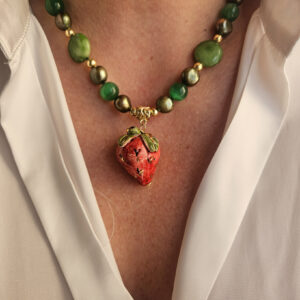 collana girocollo con pietre verdi e fragola in ceramica di caltagirone