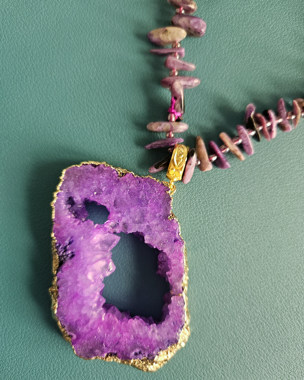collana girocollo con pietre viola e ciondolo agata druzy viola 1