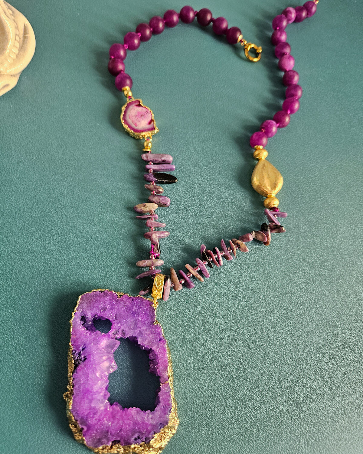collana girocollo con pietre viola e ciondolo agata druzy viola 2