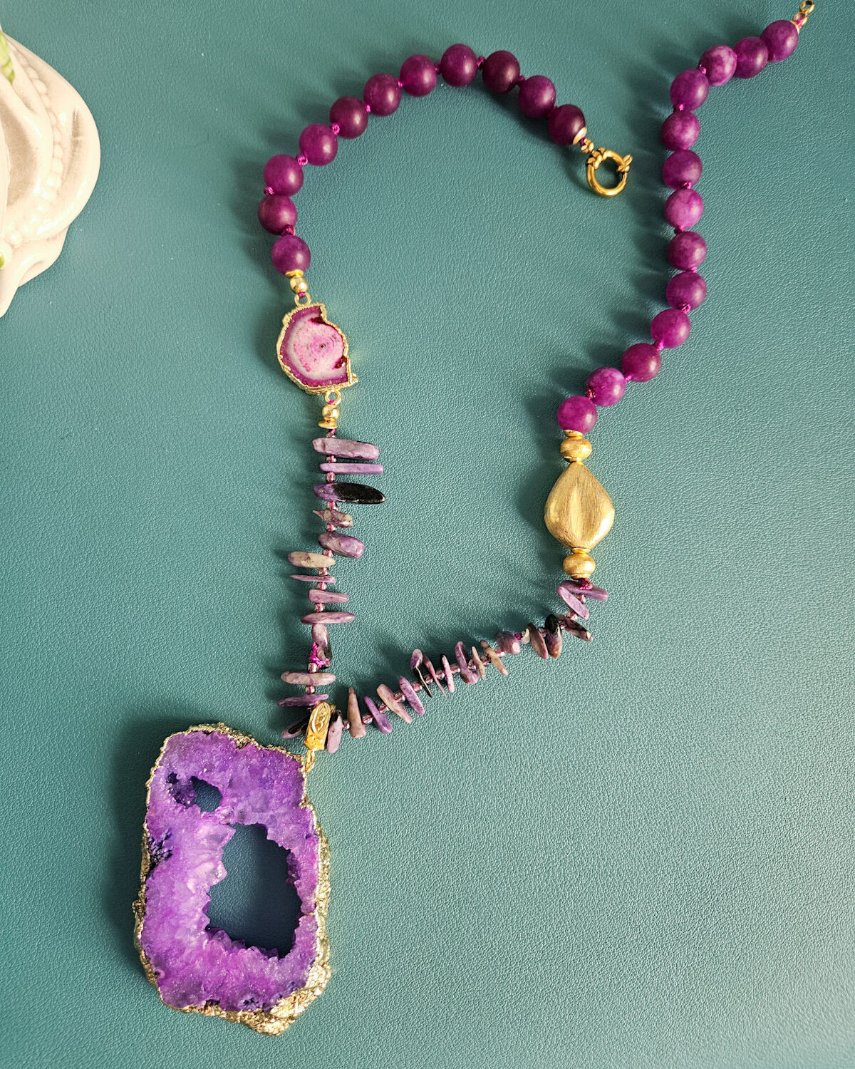 collana girocollo con pietre viola e ciondolo agata druzy viola 3