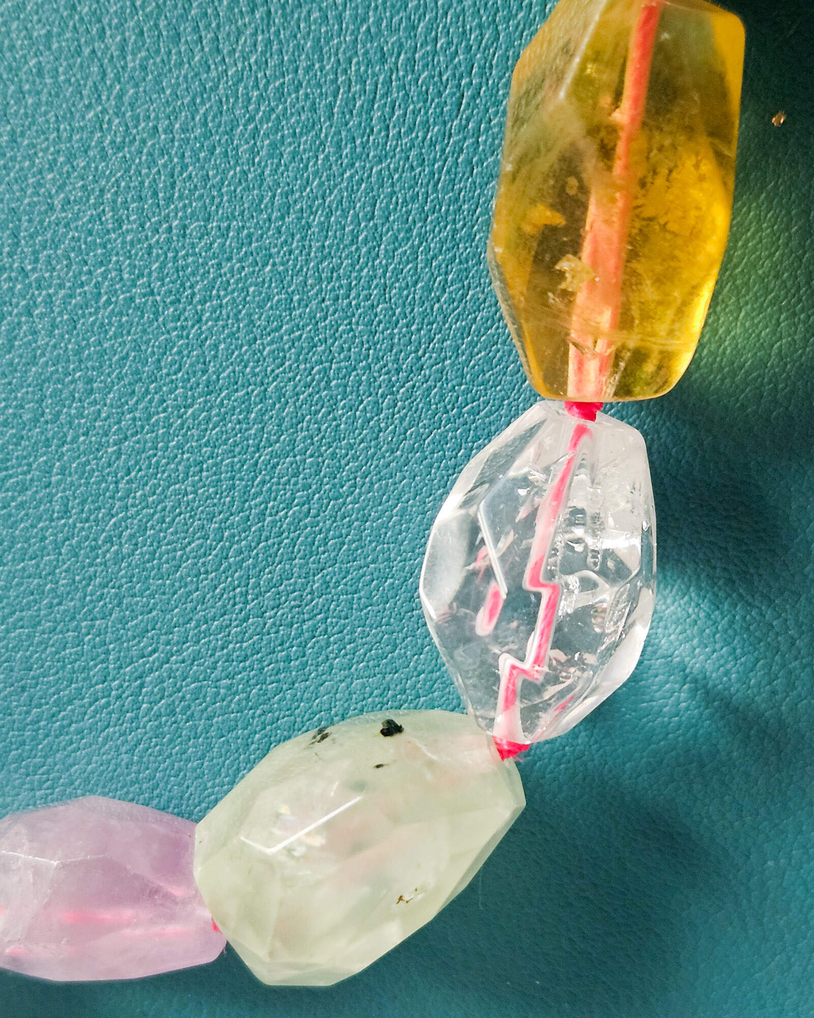 collana girocollo con sassi irregolari di quarzo 1