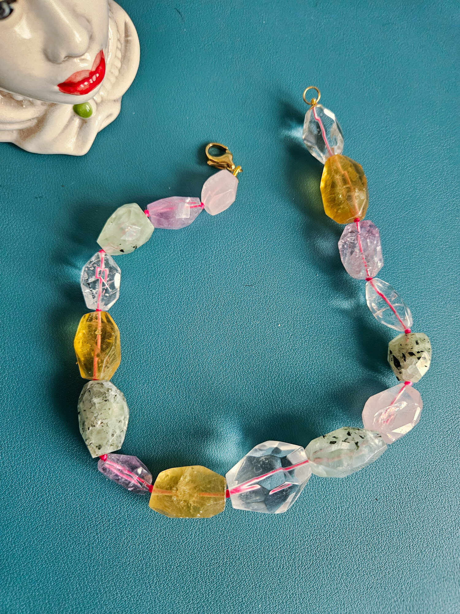 collana girocollo con sassi irregolari di quarzo
