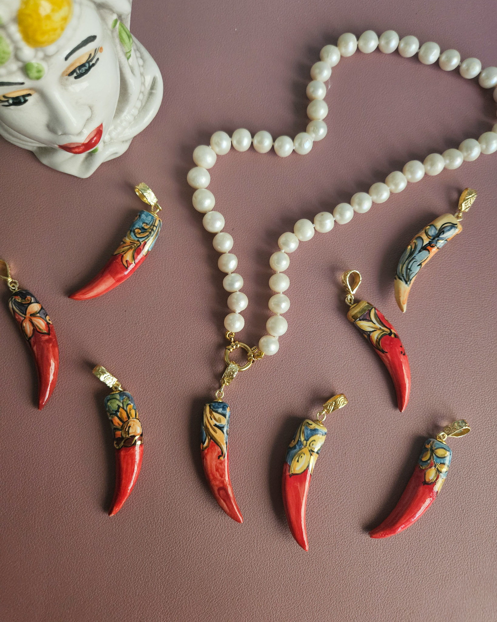 collana girocollo di perle con corno portafortuna in ceramica di caltagirone dipinta a mano