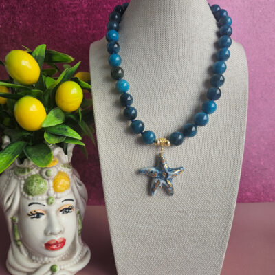 collana girocollo in apatite naturale e stella marina in ceramica di caltagirone