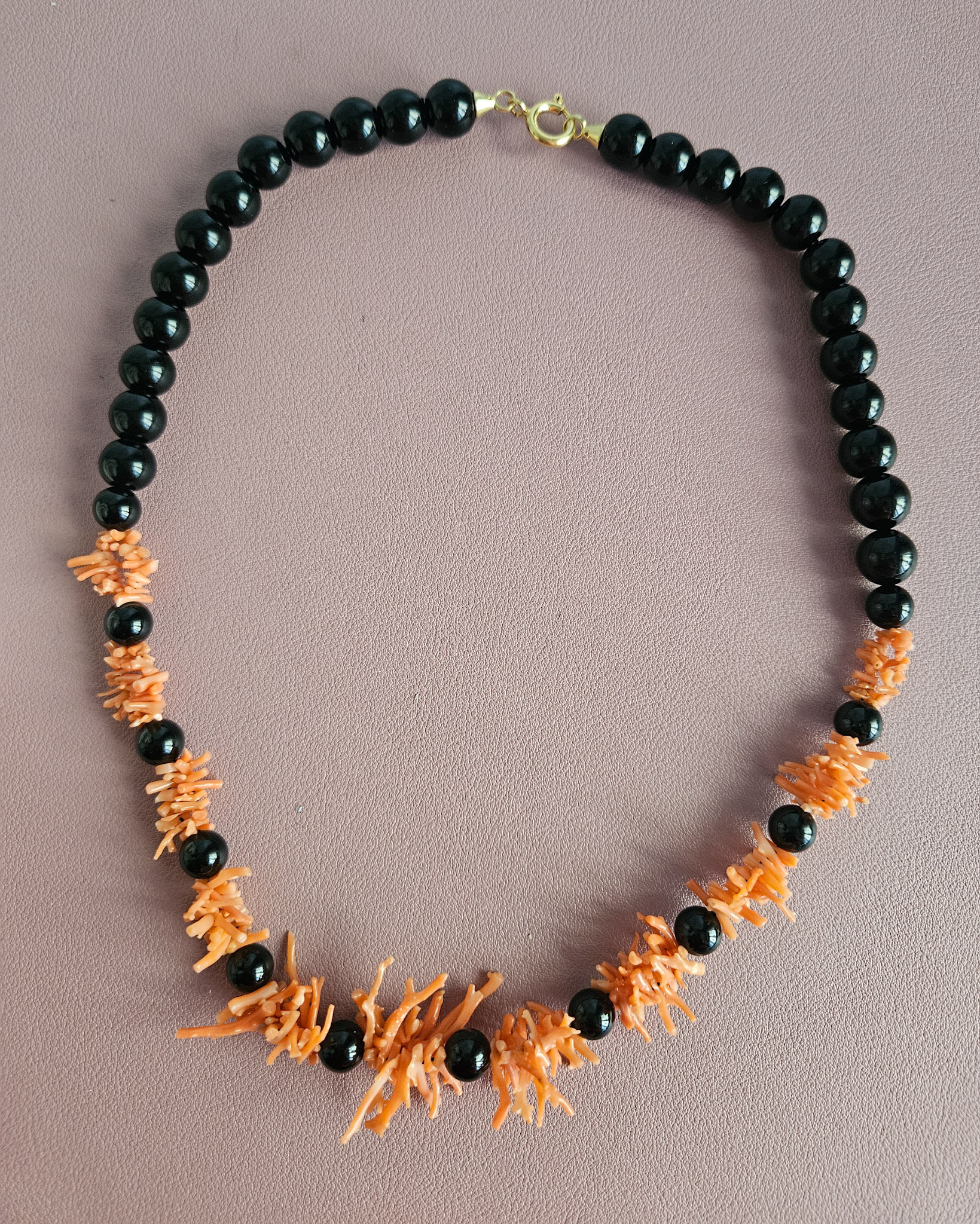 collana girocollo in onice con corallo rosa 2