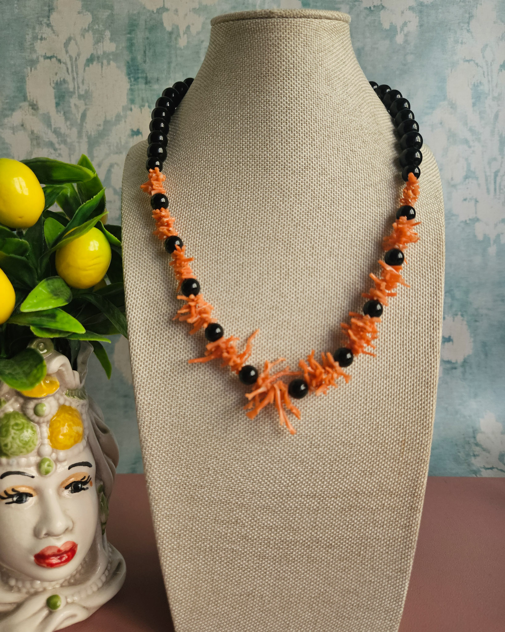 collana girocollo in onice con corallo rosa 4
