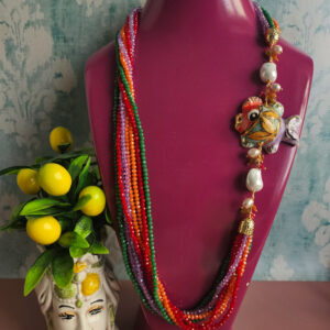 collana lumga con cristalli colorati arcobaleno e pesce in ceramica di caltagirone