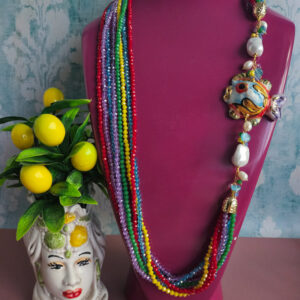 collana lumga con cristalli colorati arcobaleno e pesce in ceramica di caltagirone 3