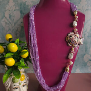collana lunga con cristalli lilla e pesce in ceramica di caltagirone