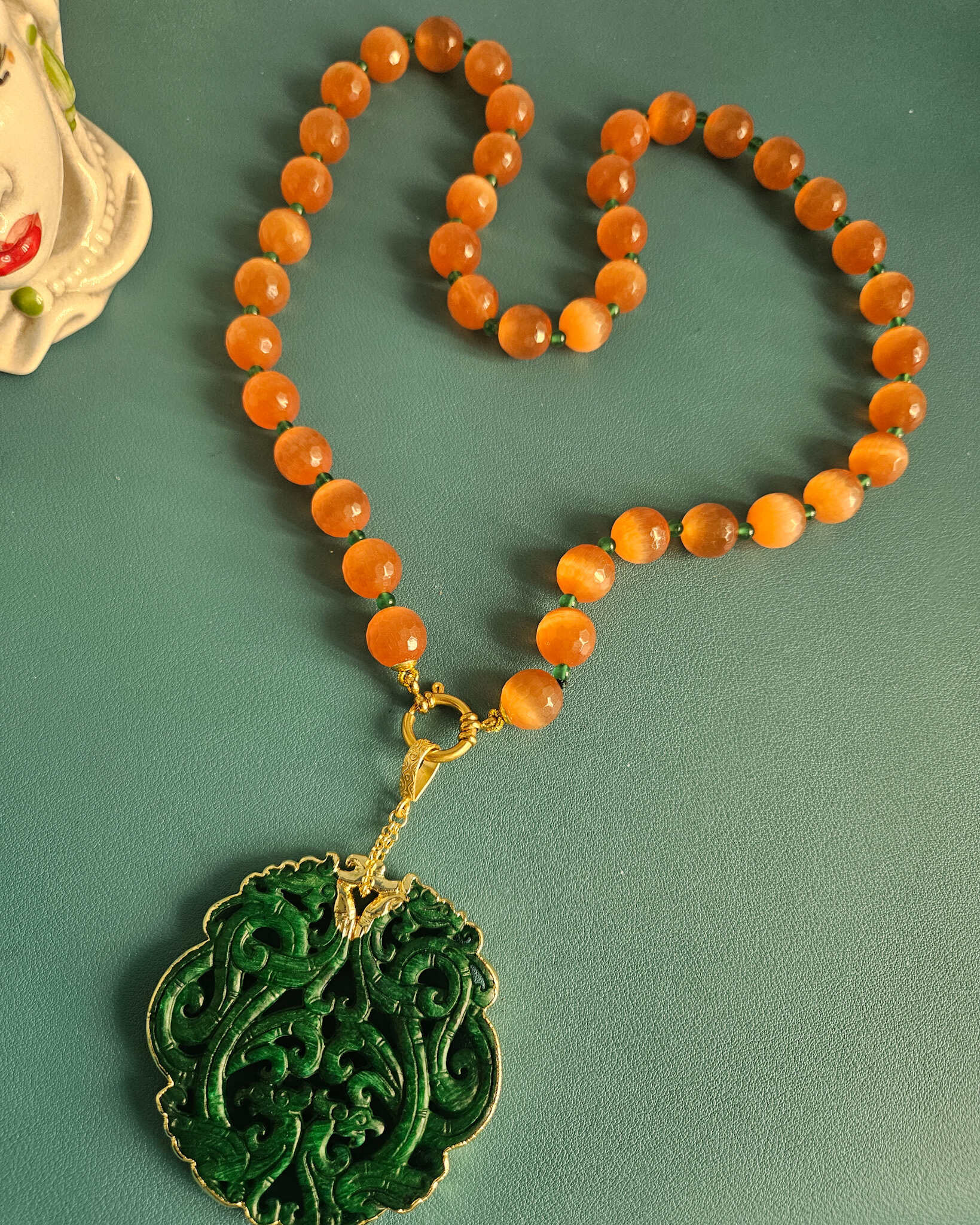 collana lunga con occhio di gatto arancione e ciondolo giada burma verde 2