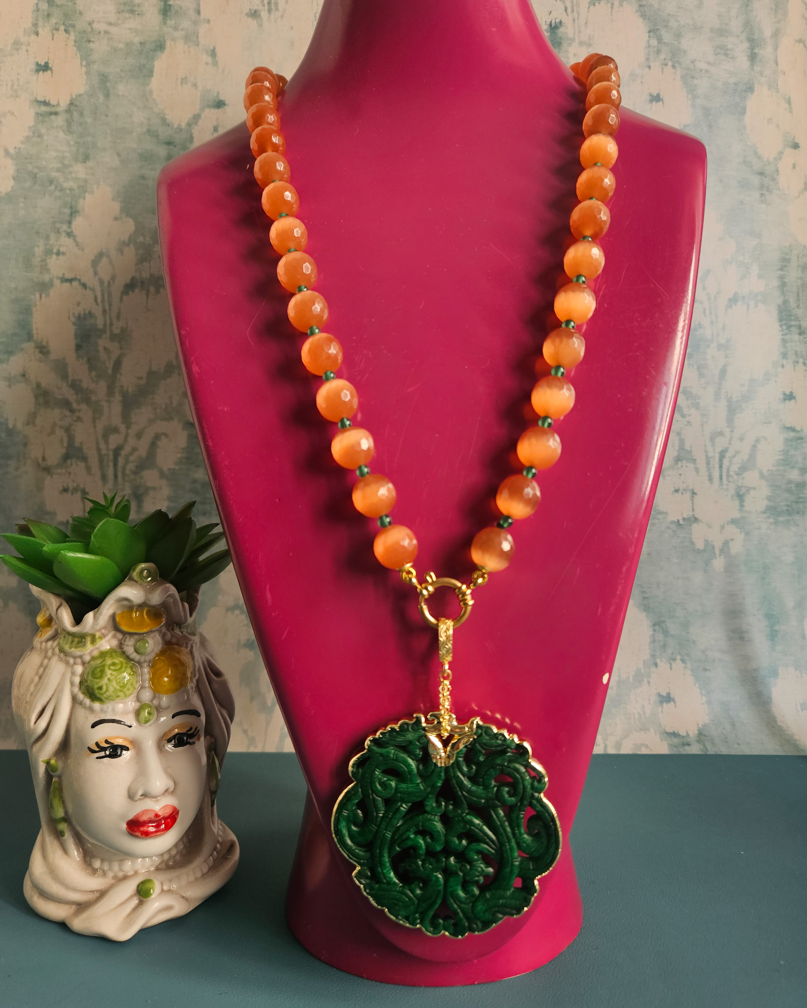 collana lunga con occhio di gatto arancione e ciondolo giada burma verde Collana Lunga con Occhio di Gatto Arancione e Ciondolo Giada Burma Verde