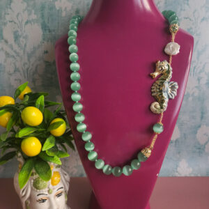 collana lunga con occhio di gatto verde acqua e cavalluccio in ceramica di caltagirone