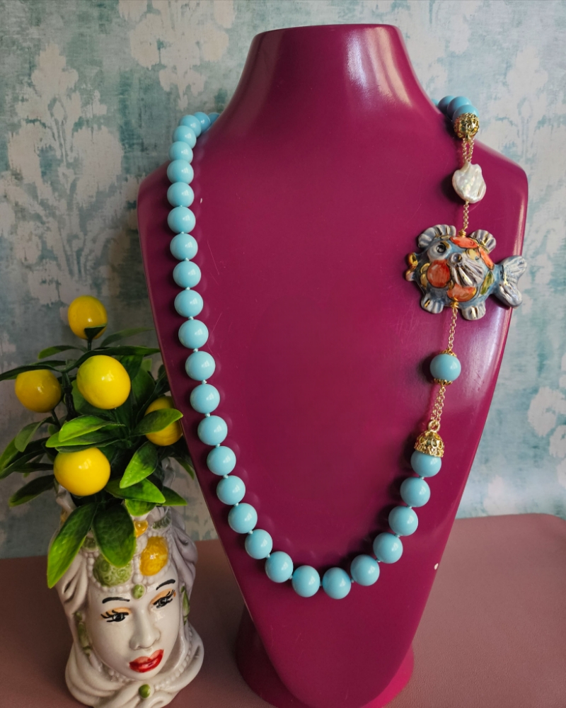 collana lunga con pasta di turchese e pesce in ceramica di caltagirone collana lunga con pasta di turchese e pesce in ceramica di caltagirone
