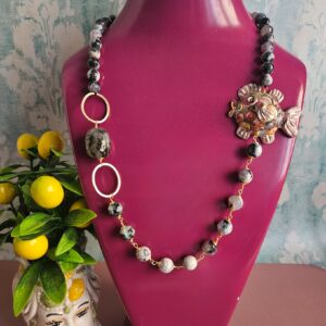 collana lunga siciliana con agata del madagascar e pesce in ceramica di caltagirone