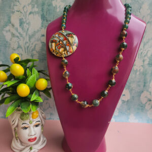 collana lunga siciliana con agata fuoco verde agata del madagascar e ceramica di caltagirone