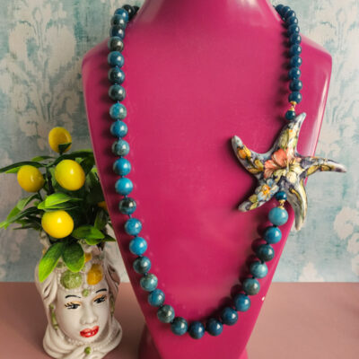 collana lunga siciliana con apatite e stella marina in ceramica di caltagirone dipinta a mano
